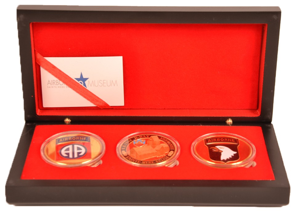 3 Medals Set Museum Box 